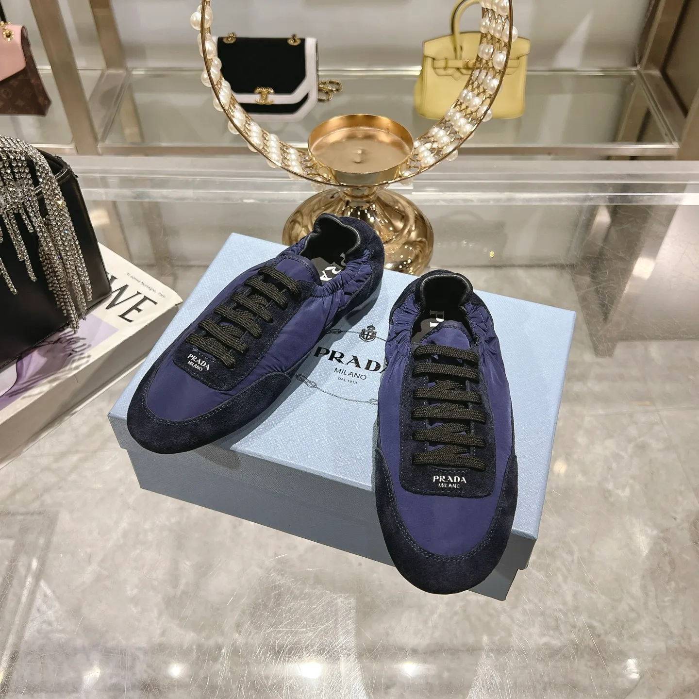 👟👟Ex-factory price 520👟👟Men's size +10 Couple style🎆Prada's new moral training shoes. The upper is suede with texture, and the inner sheepskin is wrapped. It is soft and waxy🎆The insole is thickened with lambskin. It is extremely comfortable to step on, has a sense of support, and feels well wrapped. The shoe shape is full of wrapping, light and easy to wear. A practical casual shoe that makes your legs appear taller! White is clean and refreshing, needed all year round, and can be easily worn with skirts and pants. Upper: imported suede/original molded fabric. Lining: sheepskin. Outsole: rubber outsole! Code number: 35-41 Color: burgundy blue brown green dark green yellow black red gray 9 colors available